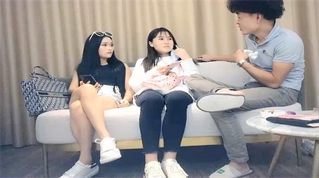 约了个高颜值牛仔短裤妹子，近距离拍摄口交抬腿侧入抽插猛操